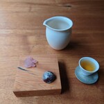 RAVI - ▷小菓子
      ボンボンチョコレートと琥珀糖
      
      ボンボンショコラには
      柑橘系のガナッシュが使われている
      琥珀糖も少し柑橘で酸味を付けている　との説明