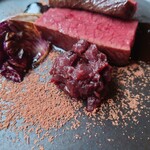 RAVI - トレビスは甘く煮られてバーナーで炙られ
      噛んだ時は甘みがあるのに
      後から苦みがやってくるという面白い味わい❕