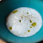 RAVI - ◯菊芋のスープ
      上に◯◯❔と
      トリュフのオイルが掛けてあります
      菊芋は無農薬の白鳥産
      との説明