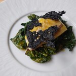 RAVI - 竹炭で作ったチュールの軽い苦み
      バターと鯛のあらの旨味を感じるソース
      
      葉っぱとチュールの苦みで味わいも締まる