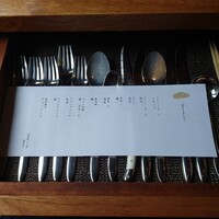 RAVI - カトラリーとメニューは引き出しにある
                    テーブルもオーダーメードで
                    飛騨職人さんに作ってもらったというこだわりの品となる