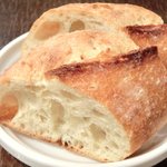 サンパミニヨン - ブイヤベース+ティー 1780円 のパン