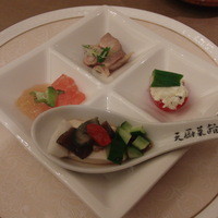 天厨菜館 銀座店 - アワビコースの前菜（ピータン豆腐・サーモン・蒸し鶏・チーズとオクラとトマト）