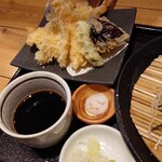 Soba To Osake Ao - 上から時計回り
                        天ぷら、
                        天ぷらの塩、
                        お蕎麦の薬味　長ネギとわさび、
                        蕎麦のつけつゆ