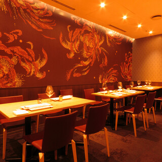 ダイニングフロアは広々とした空間でゆったりとお過ごしいただけます。