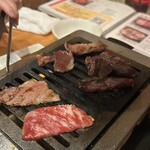 焼肉ホルモンもつ鍋しんちゃん - ジャンジャン焼く焼肉もいいよねぇ