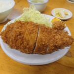 Tonkatsu Ichikatsu - ロースカツ定食（メインの他にご飯としじみのお味噌汁、白菜の漬物がつきます）とカキフライ（奥）