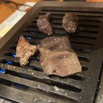 焼肉ホルモンもつ鍋しんちゃん - 大きさ厚さが違うのがいいのよ