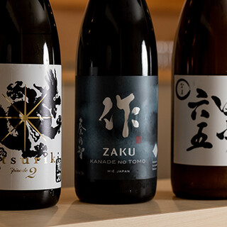 店主精选的日本酒和葡萄酒引以为豪。尽享与料理的完美结合