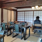 山中川魚料理 - 店内は畳敷きにテーブルです。太い梁が素晴らしい・・