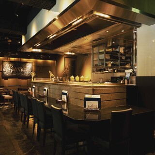 鉄板を囲う落ち着いた雰囲気のカウンターは大切な方とのひと時にも。