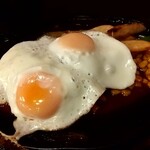 エルカリーニョ - 目玉焼きダブルでハンバーグが見えないwww付け合わせはポテト、コーン、インゲン(^^)