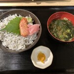 魚坐 三宮海鮮酒場 - 淡路島しらすと博多炙り明太子丼(お味噌汁つき)¥680(税込)