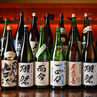 《厳選地酒》を常時50種類以上ご用意。郷土の銘酒に酔いしれる