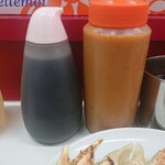ぎょうざ専門店 赤萬 - 左から酢 餃子タレ 味噌タレ 自家製ラー油