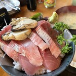 Uotami - ボイル牡蠣が3個と厚切りの寒ぶり10切れ