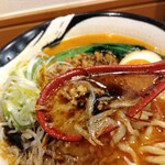 俺の中華たなか家 - 「スープ」蓮華リフト⤴️麻油辣油、小海老と共に一口飲めば深みのある辛味と旨味が拡がります☆