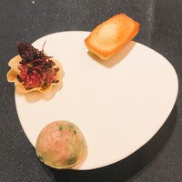 レストラン ローブ - 黒トリュフを練り込んだ焼き立てフィナンシェ、チーズサブレとハムとパセリのゼリー、土佐赤牛のタルタル