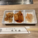 明月館 - 左から　きんぴら　大根キムチ　大根なます
