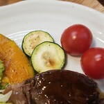 キッチン ブルー グローブ - 備え付け野菜にも、ソースを絡めます