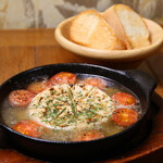 卡芒贝尔奶酪和迷你番茄的大蒜橄榄油风味锅