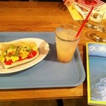 23175078 - BLTパニーニと自家製ジンジャーハニー。