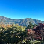 箱根強羅 白檀 - ▣吹き抜けの、壁一面ガラス張りの広々としたロビーから、箱根連山の壮大な風景と紅葉を楽しむ