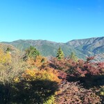 箱根強羅 白檀 - ▣吹き抜けの、壁一面ガラス張りの広々としたロビーから、箱根連山の壮大な風景と紅葉を楽しむ