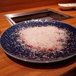 焼肉 神宮 別邸 - 九州黒毛和牛赤身炙り焼き
                                〜たっぷりチーズがけ〜