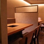 焼肉 神宮 - テーブル
