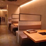 焼肉 神宮 - テーブル