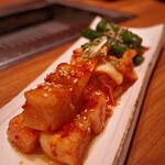 焼肉 神宮 - キムチ盛り合わせ
