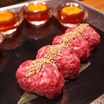 焼肉 神宮 別邸 - 名物和牛生ハンバーグ
                                トリュフ香る卵黄と供に〜　