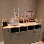 くまめん - お冷の差し替えと調味料は、セルフサービス！