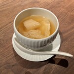 一碗水 - 白菜とキヌガサタケのスープ