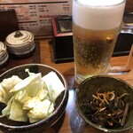 館 - 生ビール（528円）、お通し（330円）