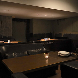 お洒落で広い店内はランチからディナーまで多彩なシーンに対応◎