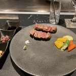 Teppanyaki Asahi - ステーキ2種と野菜が皿に並べられて