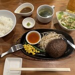 Suteki Taka - ■平日限定ランチ 和牛ハンバーグ（200g）　¥1.300
                      サラダ/スープ/ライス（大盛り、普通、小盛りから選べます）/ちょこっとカレー付き