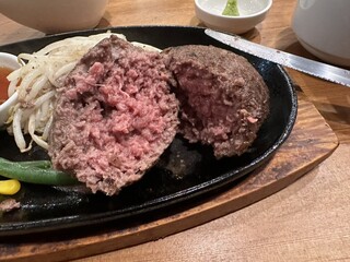 Suteki Taka - ■平日限定ランチ 和牛ハンバーグ（200g）　¥1.300
                        サラダ/スープ/ライス（大盛り、普通、小盛りから選べます）/ちょこっとカレー付き