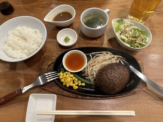 Suteki Taka - ■平日限定ランチ 和牛ハンバーグ（200g）　¥1.300
                        サラダ/スープ/ライス（大盛り、普通、小盛りから選べます）/ちょこっとカレー付き