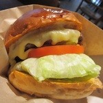 サントゥーダイナー - スモークゴーダチーズのチーズバーガー