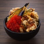 Luxury! Salmon roe on top of salmon roe Oyster Ten-don (tempura rice bowl)