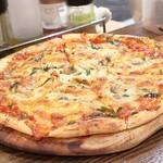 トリワイン ＰＩＫＯＳＨＨＨＵ - きく菜とあさりのゴマトマトソースピザ