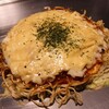 Okonomiyaki Micchan Souhonten - ■お好み焼にくたま（豚肉・玉子・麺）¥980
                　チーズトッピング ¥300 
                スタンダードな広島のお好み焼。
                キャベツ、もやし、天かす、豚肉、玉子、麺。
                麺は中華そばorうどんから選べます。