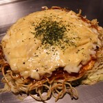 お好み焼 みっちゃん総本店 - ■お好み焼にくたま（豚肉・玉子・麺）¥980
            　チーズトッピング ¥300 
            スタンダードな広島のお好み焼。
            キャベツ、もやし、天かす、豚肉、玉子、麺。
            麺は中華そばorうどんから選べます。