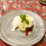 リトルスパイス - 2周年記念特別デザート（多分、お姉さん盛り付け）