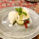 リトルスパイス - 2周年記念特別デザート（多分、お姉さん盛り付け）