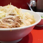 ラーメン二郎 - ラーメン半分＋ニンニク少し＋青ネギうずら