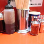 ラーメン二郎 - 卓上調味料